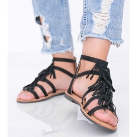 Black sandals adorned with Noronha fringes 1