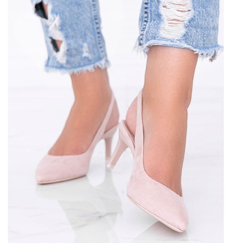 Beige pumps on a Tari heel 1