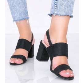 Black sandals on the Lil Sweetie post 1