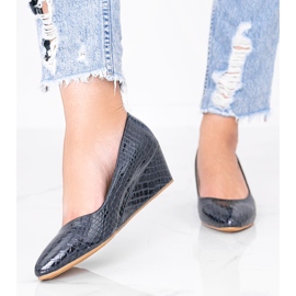 Beige pumps in a crocodile skin pattern on the Wildlife wedge heel blue 1