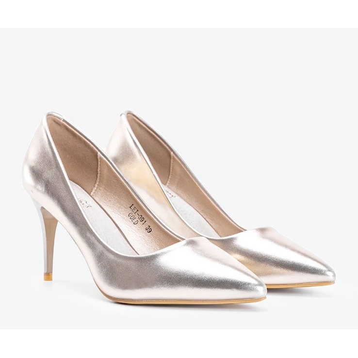 Golden pumps on a Venicia heel 1