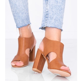 Brown sandals on the Gally post 1