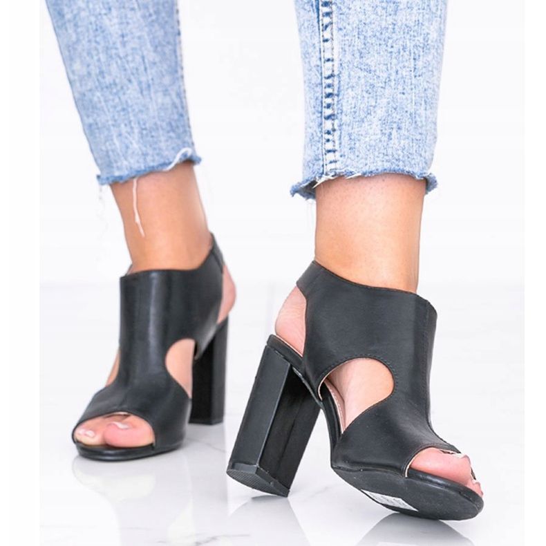 Black sandals on the Gally post 1