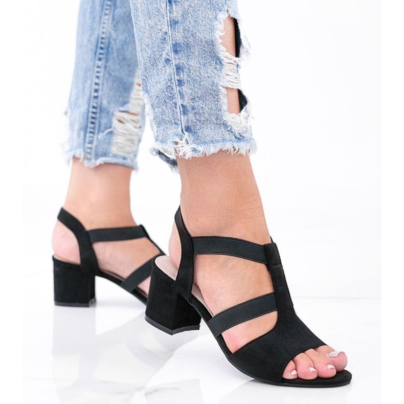 Black sandals on a low Forte post 1