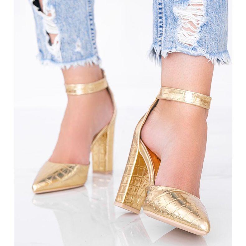 Sandals on a post in the Glamor crocodile skin motif golden 1