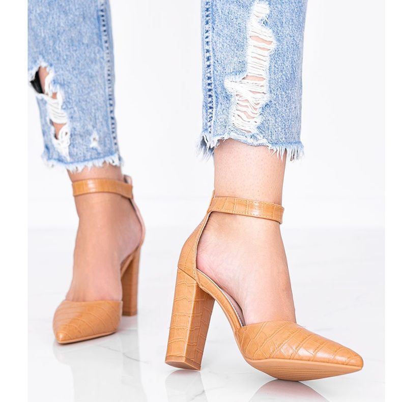 Camel pumps on the post in the Glamor crocodile skin pattern brown 1