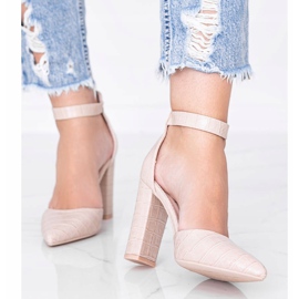 Beige pumps on the post in the Glamor crocodile skin pattern 1