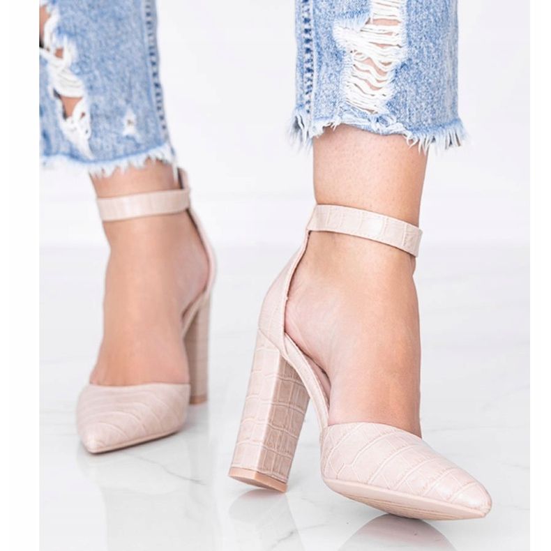 Beige pumps on the post in the Glamor crocodile skin pattern 1