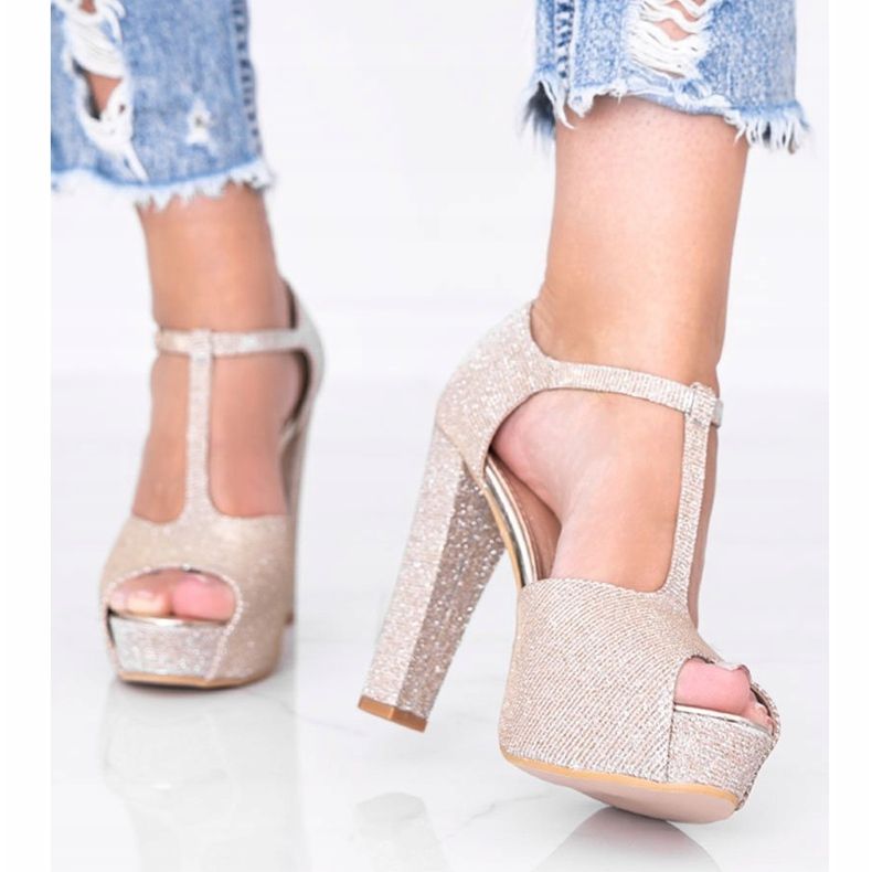 Shiny gold pumps on the Elissa post golden 1