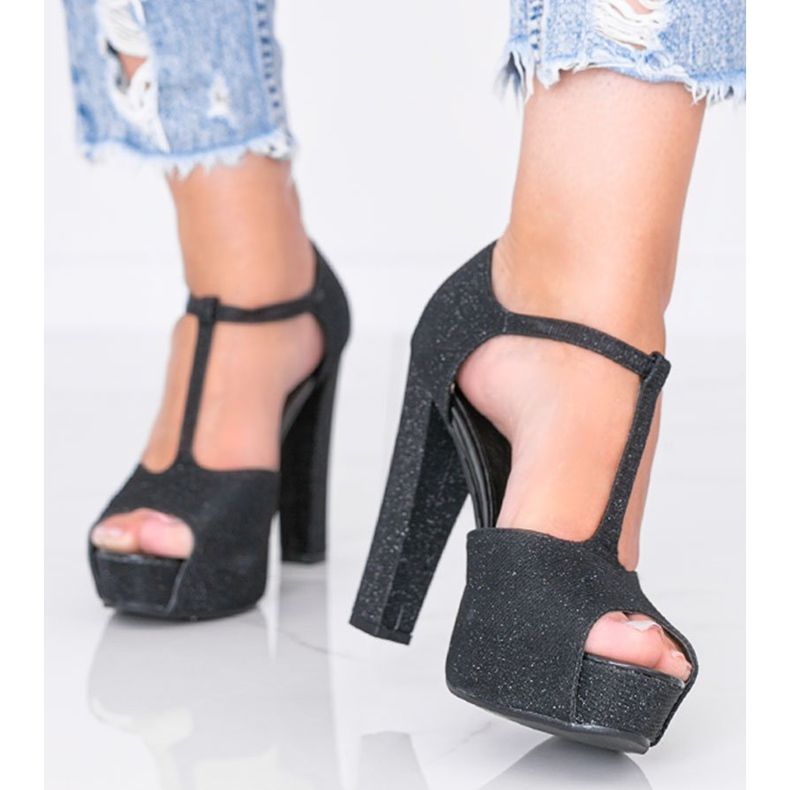 Shiny black pumps on the Elissa post 1