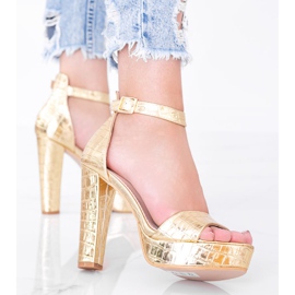 Gold sandals on a post in the Avila crocodile skin motif golden 1