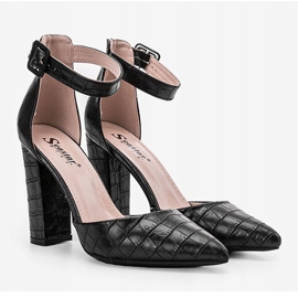 Black pumps on the post in the Glamor crocodile skin pattern 1