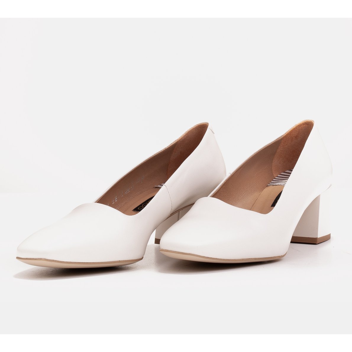 Marco Elegant white pumps made of delicate natural leather - KeeShoes
