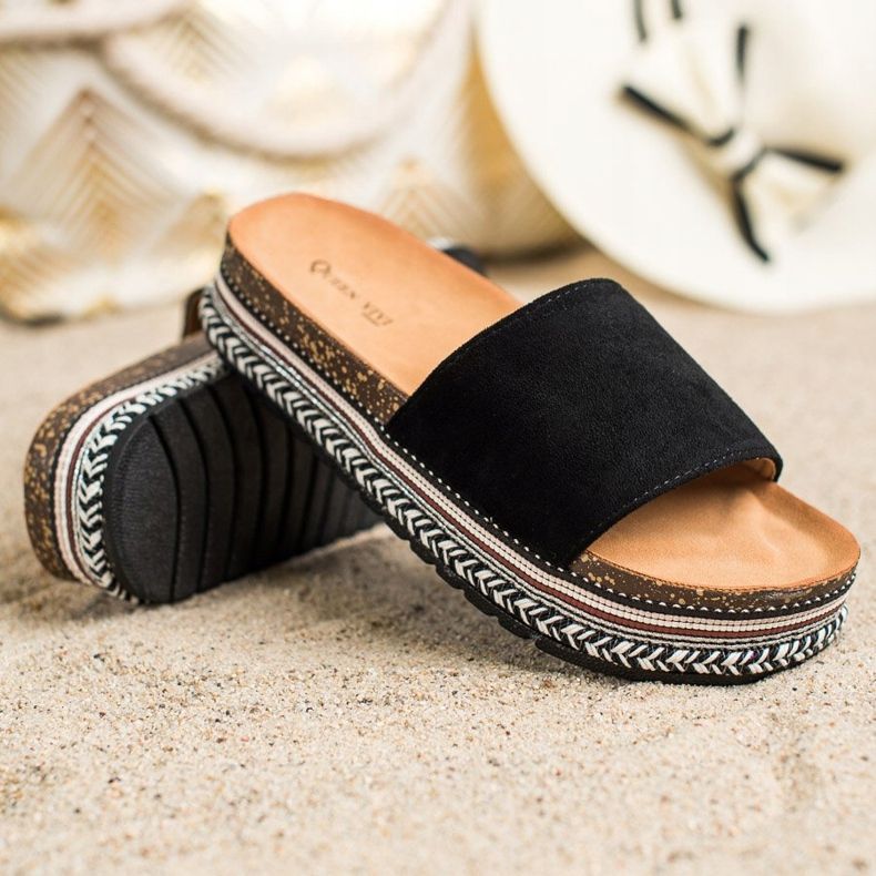 Queen Vivi Black Slippers On The Platform 1