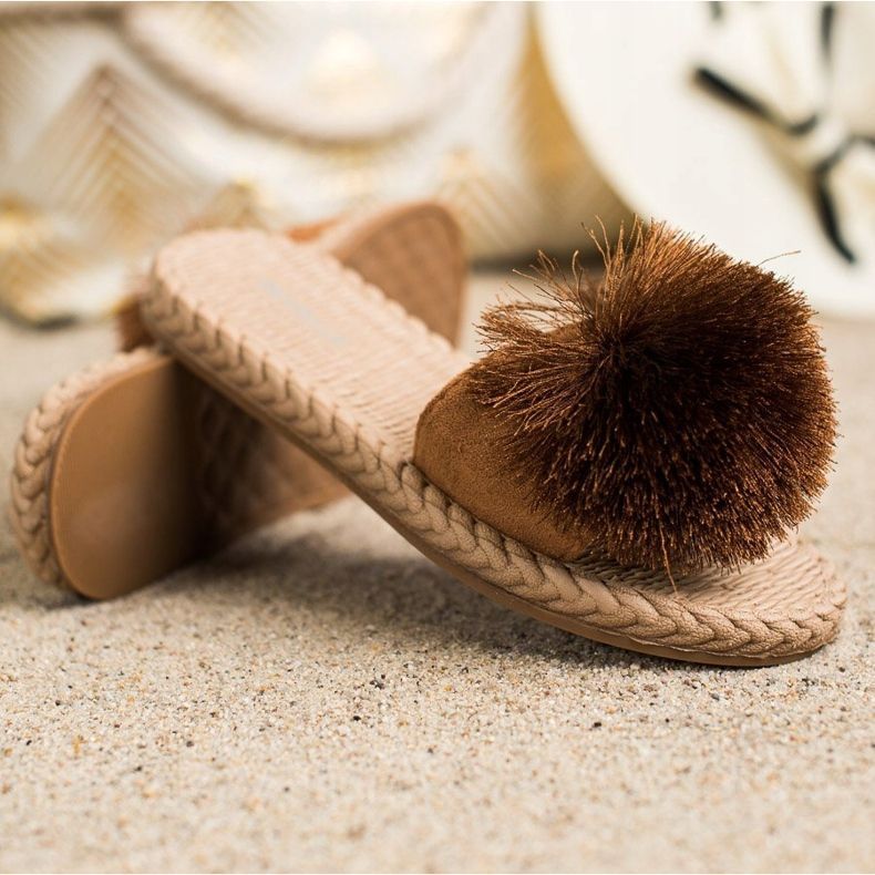 Bestelle Slippers With Pompom brown 1