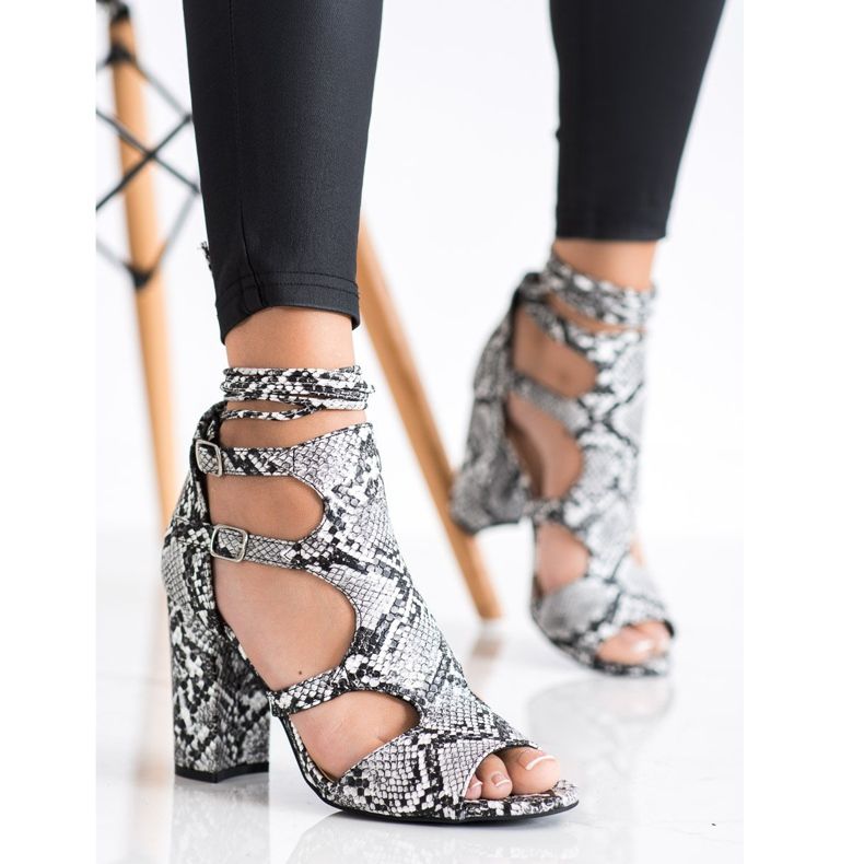 Bestelle Closed Sandals With A Binding black 2