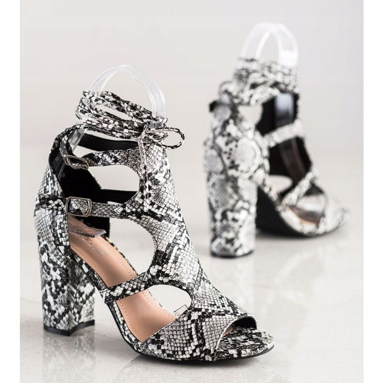 Bestelle Closed Sandals With A Binding black 1