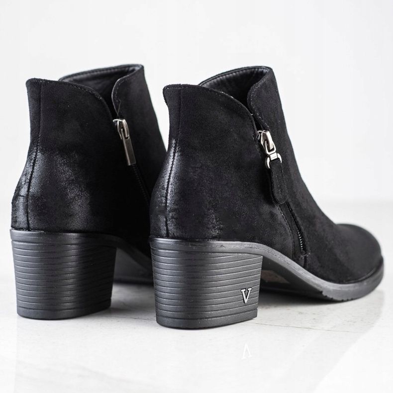 Classic boots on the VINCEZA post black 1