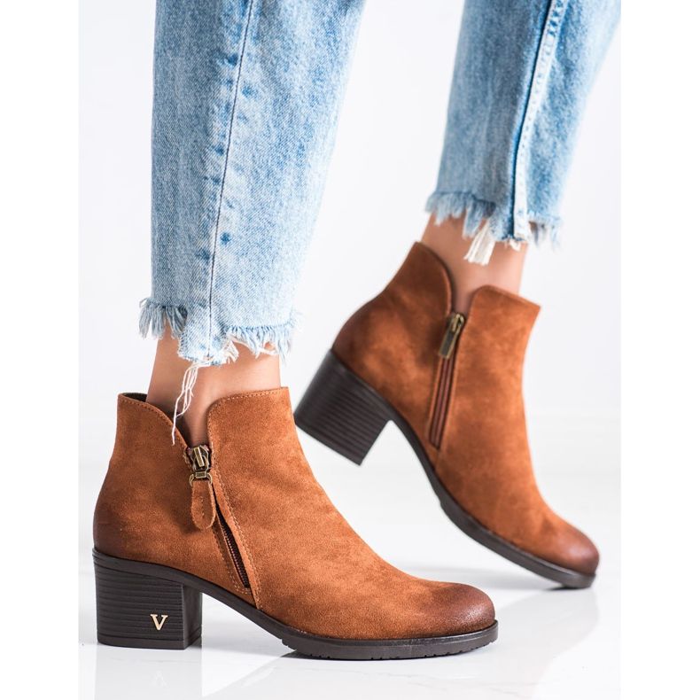 Classic boots on the VINCEZA post brown 2