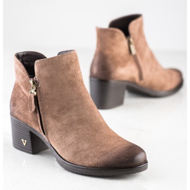 Classic boots on the VINCEZA post brown 1