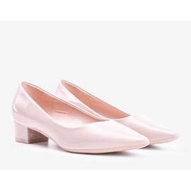 Nude pumps on the Anabel low post beige 1