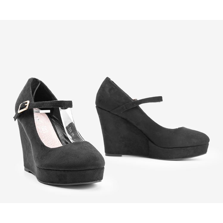 Black pumps on the Prisca wedge 1