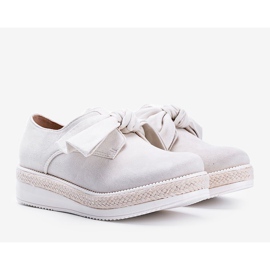 Beige shoes with a thick Sindri sole 1