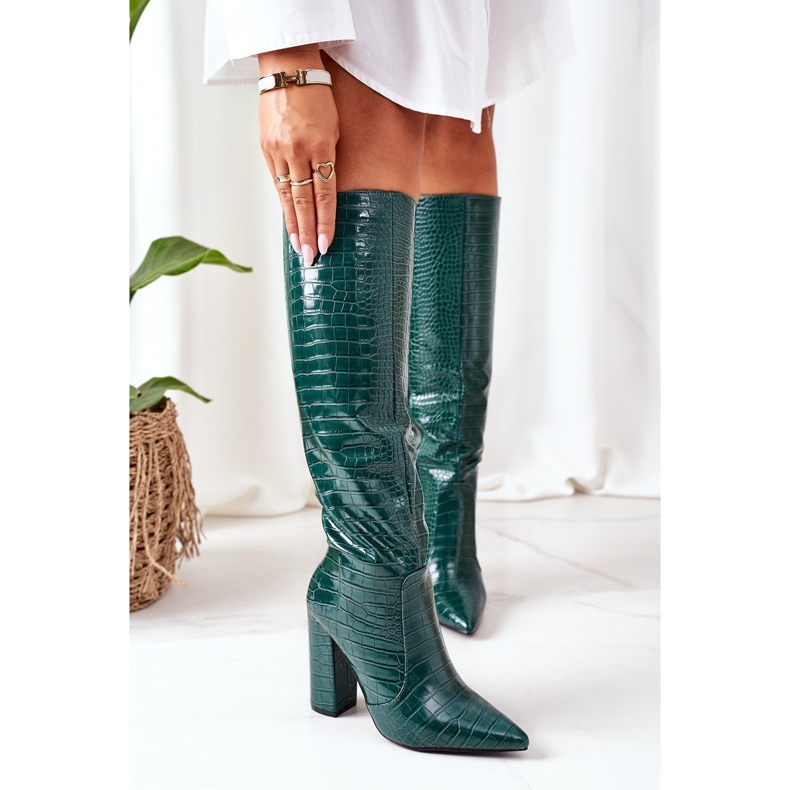 Warm boots on a green Larissa 2