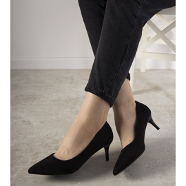 Black pumps on a low heel from Ferri 1