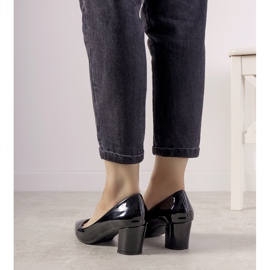 Black pumps on the Harye post 1