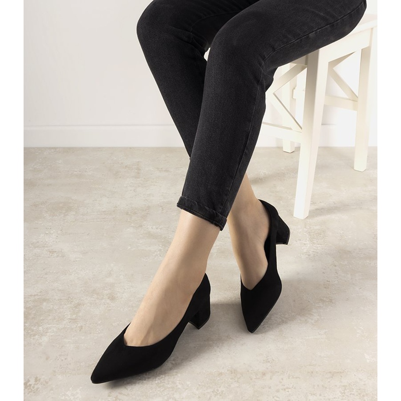 Black pumps on the Floren post 1