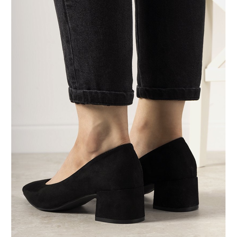 Black pumps on the Floren post 2