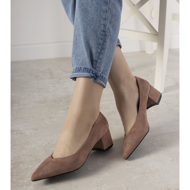 Pink pumps on the Flore post 1