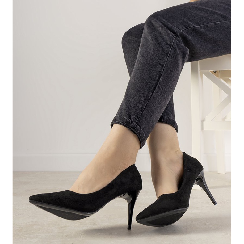 Black pumps on a Campbell low heel 1