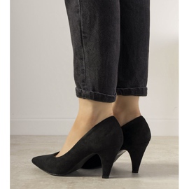 Black pumps on a thick heel from Greca 1
