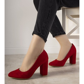 Red pumps on the Selva post 1