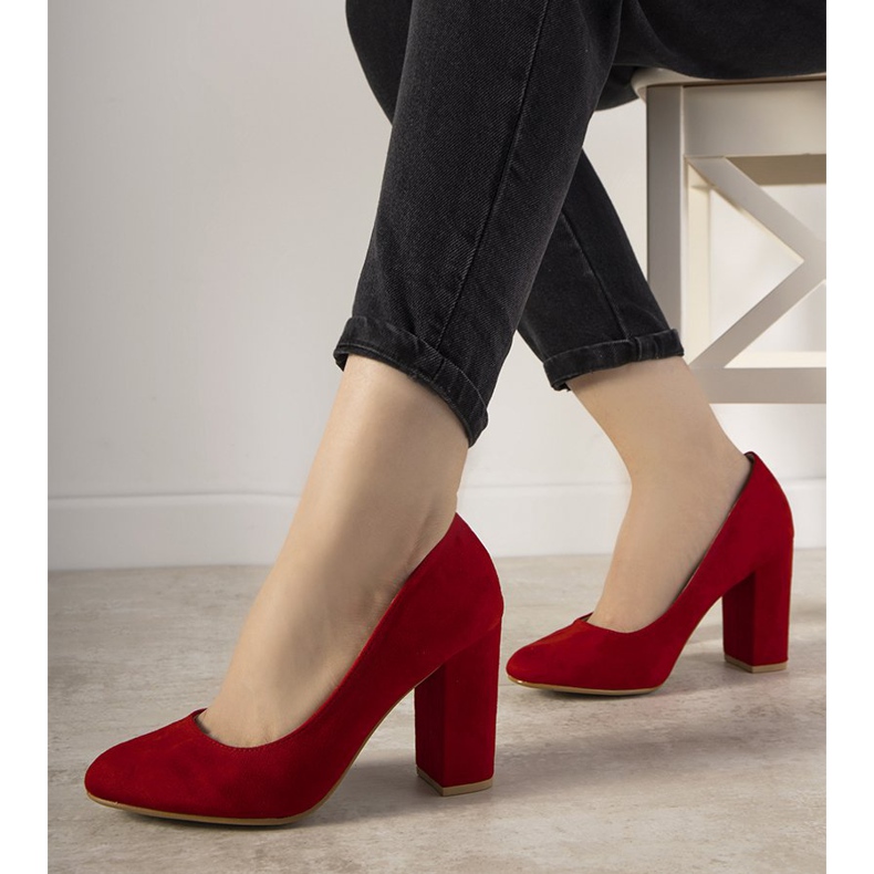 Red pumps on the Selva post 1