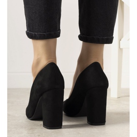 Black pumps on the Selva post 1