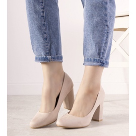 Beige pumps on the Selva post 1