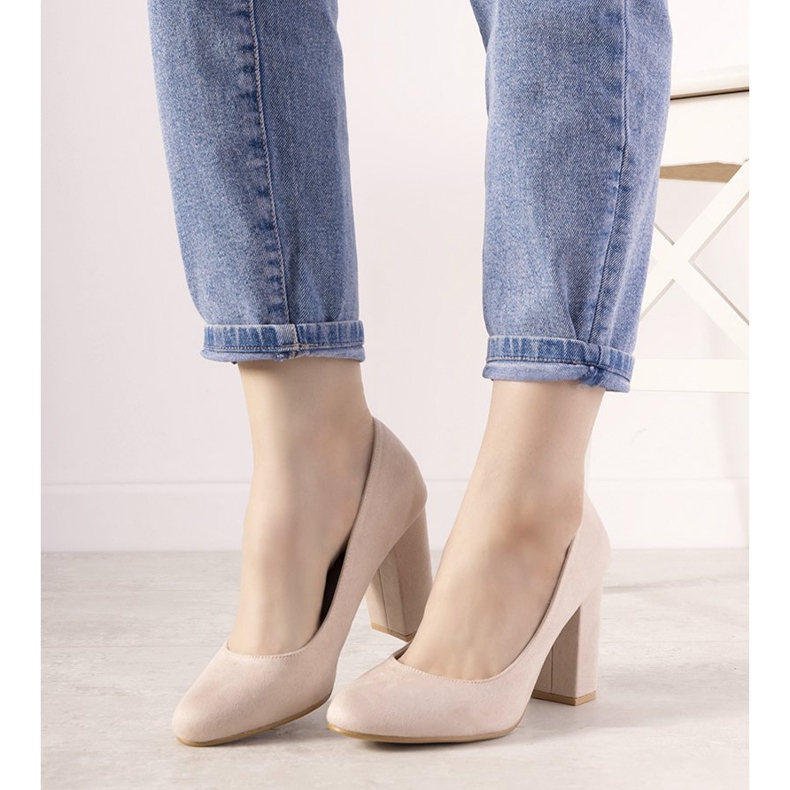 Beige pumps on the Selva post 1