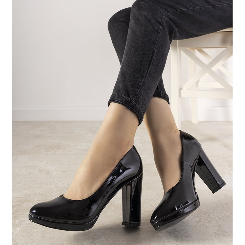 Black lacquered pumps on the Bellisima pillar 1