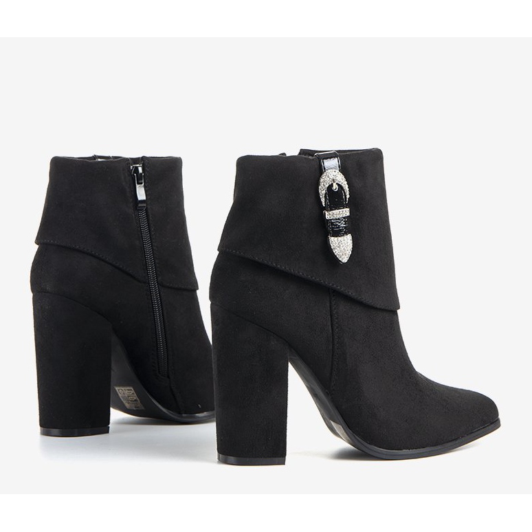 Black elegant boots on the Esgle post 1