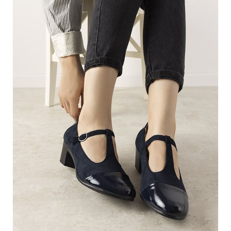 Navy blue pumps on a pillar with a varnished Dessert nose 1