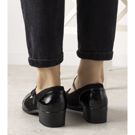Black pumps on a pillar with a varnished Manam toe 1