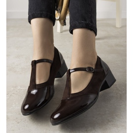 Brown pumps on a pillar with a varnished Manam toe 1