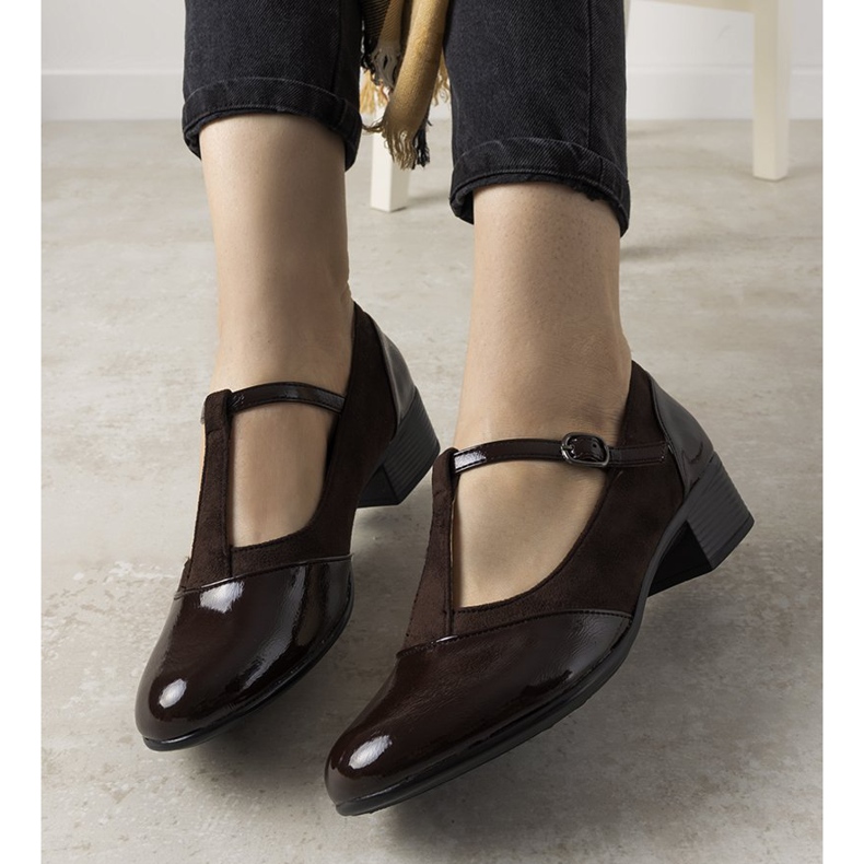 Brown pumps on a pillar with a varnished Manam toe 1