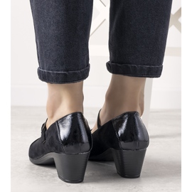 Black pumps on a pillar with a varnished Dessert toe 1