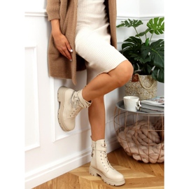 Workers with chains RQ381 Beige 1