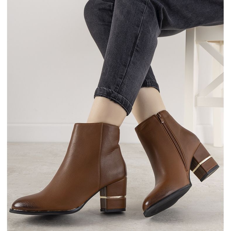 Brown classic boots on the Arteaga post 1 Brown classic boots on the Arteaga post 1