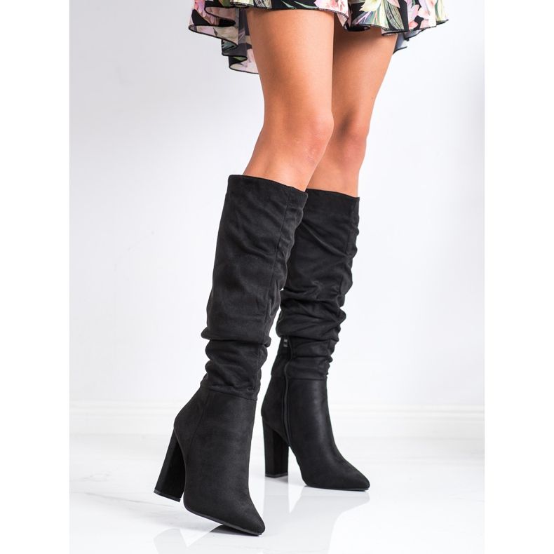 Seastar Black Stylish Boots On A Post 1